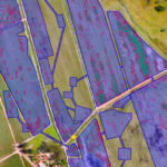 CONSTRUÇÃO DE MAPA DE APLICAÇÃO LOCALIZADA COM DRONES: Abordamos a construção de mapas de aplicação localizada com drones, uma técnica essencial para a agricultura de precisão. Você aprenderá a usar drones para mapear e quantificar com precisão a área aplicada de insumos. Além disso, ensinamos a colocar o ponto de calibração para correção do deslocamento dos mapas